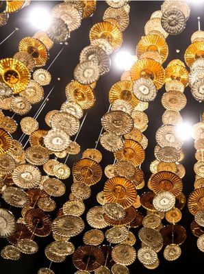 สร้อยกระจกใบโลตัส อะคริลิคแชร์เลียร์สําหรับร้านอาหารที่สร้างสรรค์
