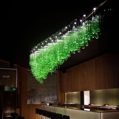 เครื่องตกแต่งศิลปะแฟชั่น กระจกกระจกสีเขียว สําหรับร้านอาหาร การต้อนรับ ห้องพักโรงแรม ทําตามสั่ง และแหล่งแสง LED