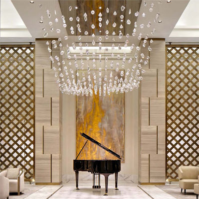 โรงแรมตามต้องการ Lobby วิลล่า ลายบันไดตกแต่ง หลังคาทันสมัย กระจกคริสตัลขนาดใหญ่ สายเทียนแขวน