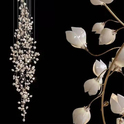 ดอกมะกโนเลียสีขาวสมัยใหม่ ต้นไม้สาขาเซรามิก LED Pendant Light โครงการ Pendant Lamp For Living Room Hotel Lobby Staircase