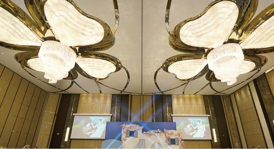 การตกแต่งภายใน รูปใบโคลเวอร์สี่แฉก ห้างสรรพสินค้า โรงแรม เวที ล็อบบี้หรูหรา โคมไฟระย้าคริสตัล LED เพดาน