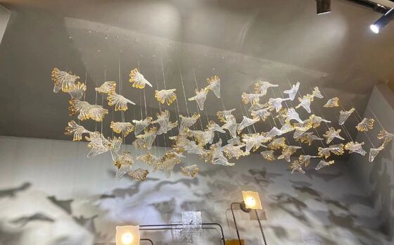 โคมไฟระย้าแก้วตกแต่งล็อบบี้โรงแรมสั่งทำพิเศษ ไฟเพดาน LED ทันสมัย ​​อุปกรณ์ไฟแชนเดอเลียร์ใบทอง