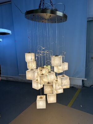 เครื่องฉายแสงหลวง LED สี่เหลี่ยมโมเดิร์นหรูหราแบบกําหนดเอง พร้อม Pendant Alabaster ใหญ่ ความสูงปรับได้สําหรับห้องนั่งเล่น