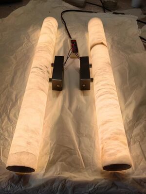 ห้องนอนที่ทันสมัย หลังเตียงทองและดํา LED แสงผนัง สเปน Alabasterธรรมชาติ