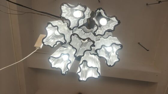 โคมไฟระย้าคริสตัลทรงดอกไม้กรอบโลหะ LED สีขาวสไตล์โมเดิร์นคลาสสิกสำหรับตกแต่งเพดานห้องจัดเลี้ยงแต่งงาน